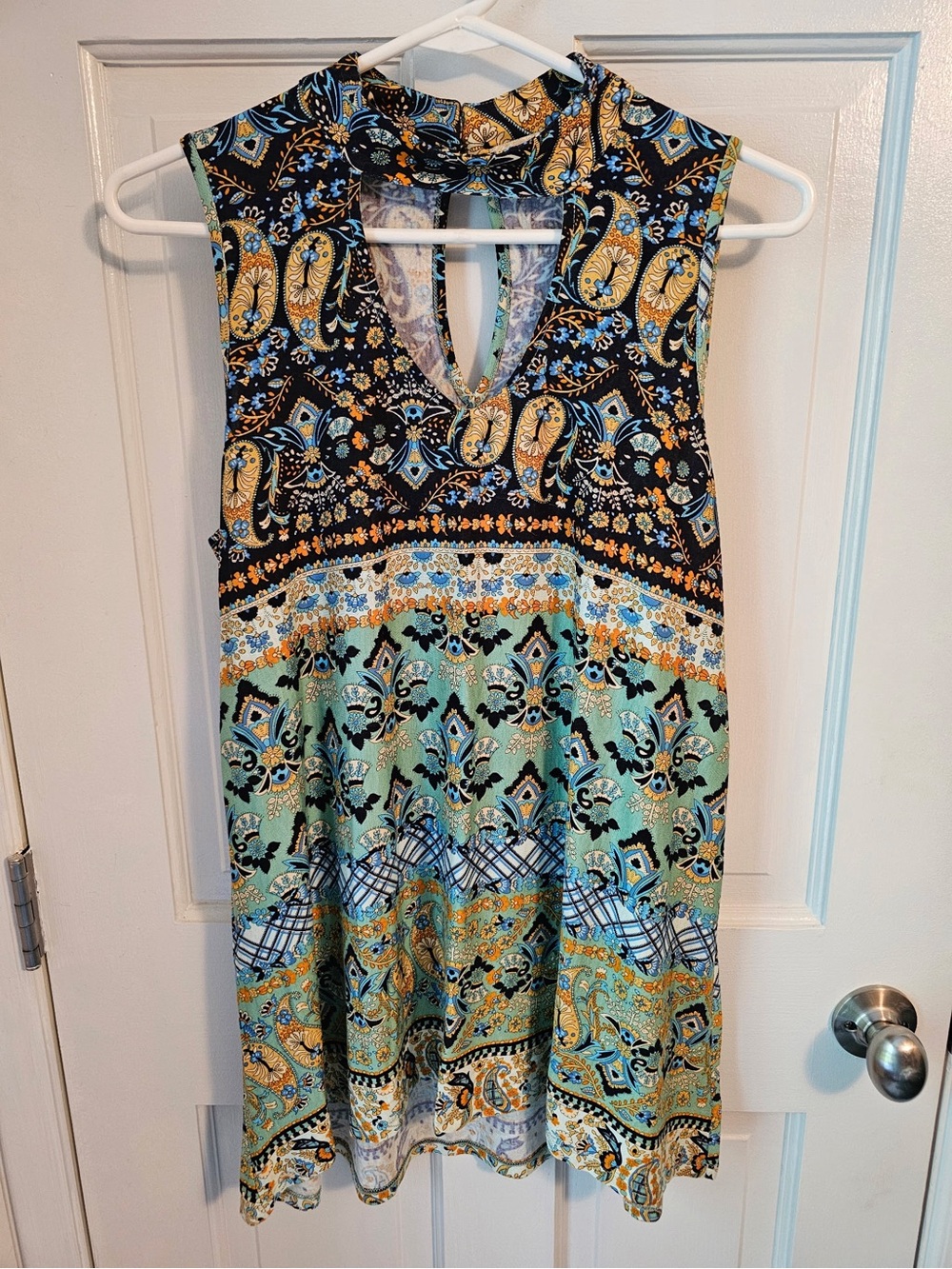 Sleeveless Paisley Print Keyhole Top